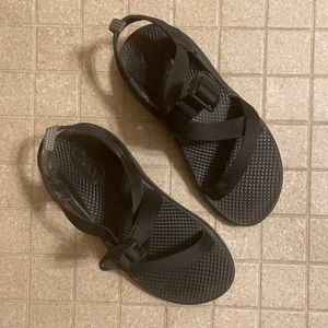 Boys Black single strap CHACOS size 4.